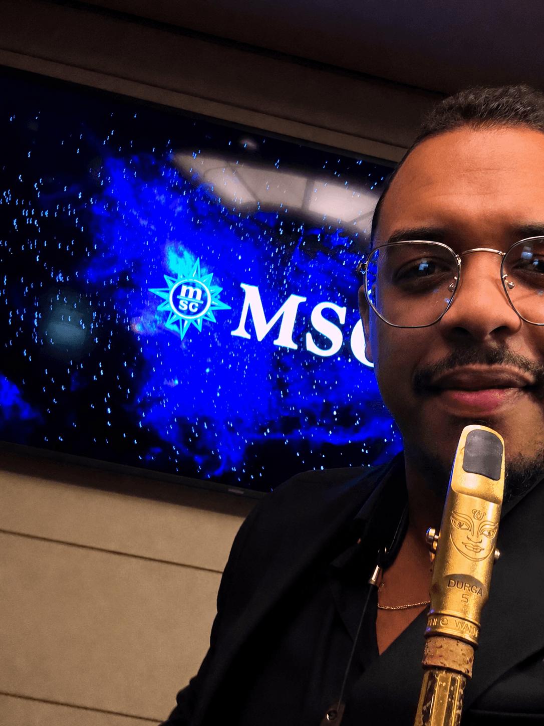 Luiz Henrique com seu saxofone no convés de um navio