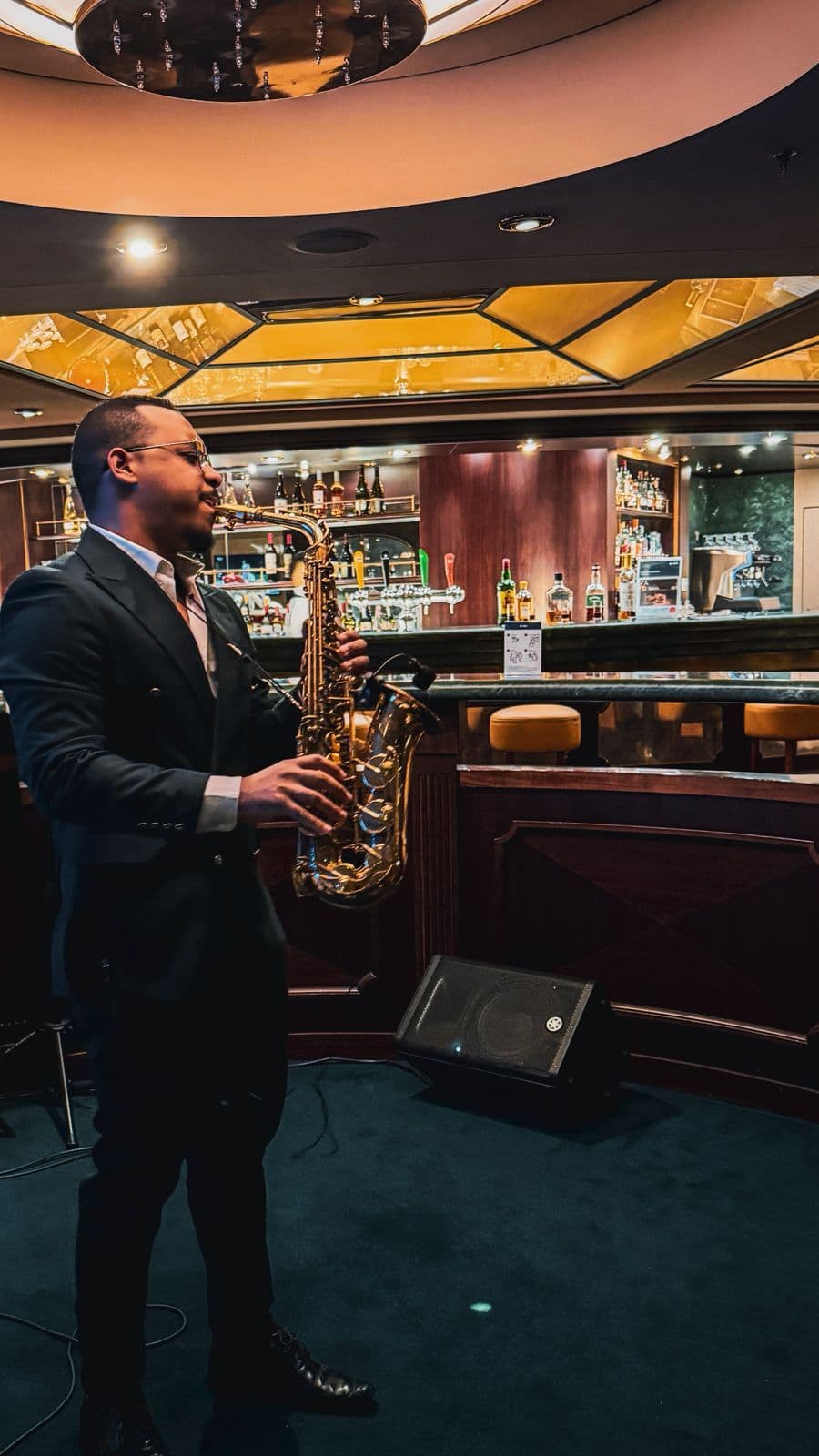 Luiz Henrique se apresentando ao saxofone