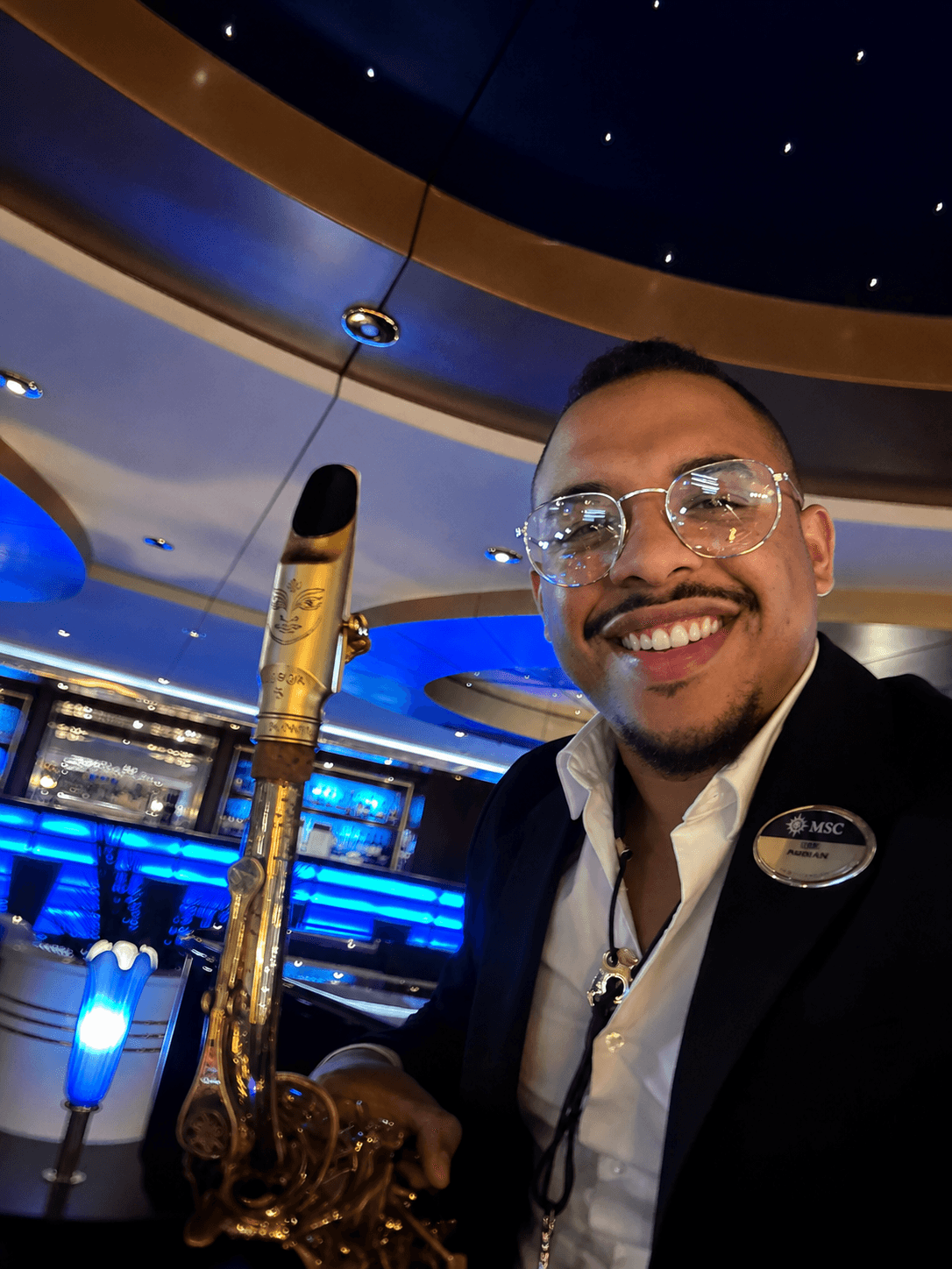 Luiz Henrique a bordo de um navio da MSC Cruzeiros com seu saxofone